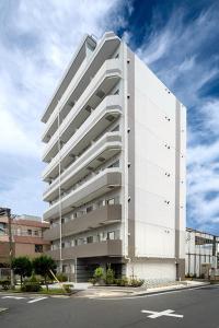 un gran edificio blanco al lado de una calle en Voga Kolte Chidorimachi - Vacation STAY 7883, en Tokio