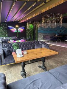 ein Wohnzimmer mit einem Sofa und einem Tisch in der Unterkunft Grand Niki Hotel & Spa in Antalya