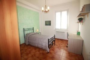 sypialnia z łóżkiem i oknem w obiekcie PAPAPEO w mieście La Spezia