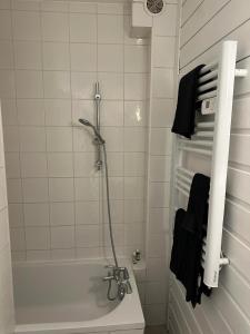Das Bad ist mit einer Dusche und einer Badewanne ausgestattet. in der Unterkunft T2 GRESY SUR ISERE in Grésy-sur-Isère