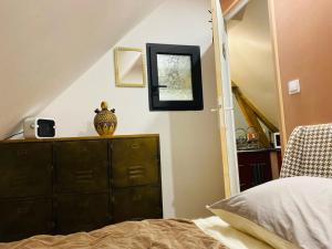 1 dormitorio con 1 cama y vestidor en NATURAL COSY en Honfleur