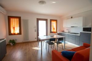 a kitchen and living room with a table and chairs at Ca' dei Berici - Relax tra Colli e città d'arte in Grancare