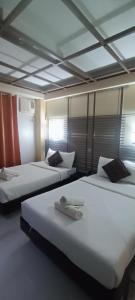 Cette chambre comprend 2 lits. dans l'établissement Regency Hotel de Vigan, à Ayusan Norte
