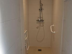 eine Dusche im weißen Bad mit Dusche in der Unterkunft Gîte verdoyant proche plages avec terrasse privative, idéal famille - La Turballe - FR-1-306-968 in La Turballe + 9 Fotos