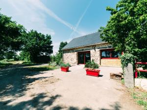 un edificio con tres plantas rojas delante de él en Gîte Sion-les-Mines, 5 pièces, 10 personnes - FR-1-306-930, en Sion-les-Mines