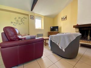 - un salon avec une chaise et une cheminée dans l'établissement Gîte Frossay, 3 pièces, 5 personnes - FR-1-306-1042, à Frossay