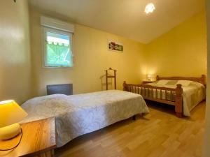 - une chambre avec 2 lits et une fenêtre dans l'établissement Gîte Frossay, 3 pièces, 5 personnes - FR-1-306-1042, à Frossay