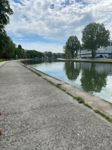 a body of water next to a river at Appartement Cosy & Moderne 2 chambres in Saint-Denis