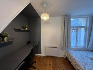 ヴァランシエンヌにあるGîte le charme citadin 55 m² avec extérieurのベッドと窓のある寝室 +33枚の写真