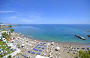 una vista aerea su una spiaggia con ombrelloni e sedie di Stella Paradise "by Checkin" a Hersonissos