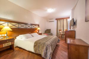 um quarto de hotel com uma cama grande e uma secretária em Diana Hotel em Zakynthos