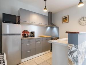 Kuchyňa alebo kuchynka v ubytovaní Maison Calme avec Jardin Clos, Près de Pornic et Nantes, Wifi et Équipements Bébé Inclus - FR-1-306-1239 + 6 fotografií