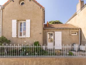 a house with a white fence in front of it at Maison familiale moderne, 300m du centre, 500m de la mer, WIFI gratuit, draps inclus. - FR-1-306-1206 in Saint-Brevin-les-Pins