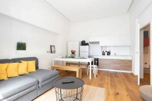 a living room with a couch and a kitchen at Oktoberfest Oasis for up to 12 in Munich +11 photos