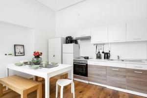 a kitchen with a table and a white counter top at Oktoberfest Oasis for up to 12 in Munich
