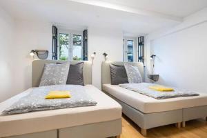 two beds in a room with at MARIENPLATZ Apartment 2 bedrooms living room kitchen in Munich