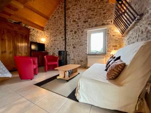 ein Wohnzimmer mit einem weißen Bett und roten Stühlen in der Unterkunft Gîte Mésanger, 2 pièces, 6 personnes - FR-1-306-1219 in Mésanger