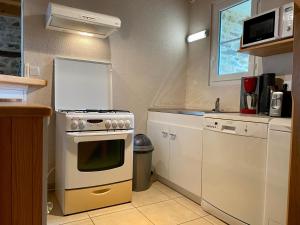 Kuchyňa alebo kuchynka v ubytovaní Gîte rénové au calme avec jardin, terrasse et accès à une plage aménagée - FR-1-306-1219