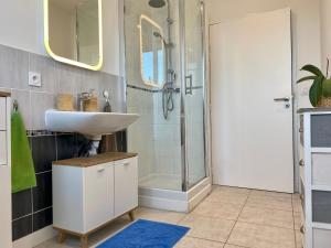 صورة لـ Maison spacieuse avec fitness, massage sur demande et jardin privatif, proche Nantes et Pornic - FR-1-306-1231 في Saint-Philbert-de-Grand-Lieu +16 صورة
