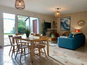 Televízia a/alebo spoločenská miestnosť v ubytovaní Charmante Maison au Cœur d’un Village Paludier, Proche Guérande et Plages, Terrasse et Wifi - FR-1-306-1227