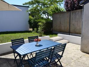 Vonkajšia záhrada v ubytovaní Charmante Maison au Cœur d’un Village Paludier, Proche Guérande et Plages, Terrasse et Wifi - FR-1-306-1227