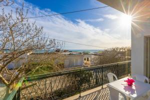 uma varanda com uma mesa e vista para o oceano em Casa Vacanze Fernanda em Torre Vado