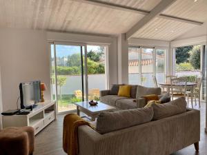 Posedenie v ubytovaní Maison rénovée avec terrasse et jardin clos à 30m de la mer, parking, wifi - FR-1-306-1228