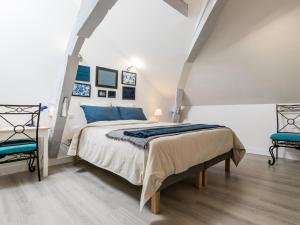 1 Schlafzimmer mit einem großen Bett und 2 Stühlen in der Unterkunft Gîte Varades, 4 pièces, 6 personnes - FR-1-306-1240 