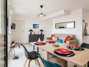 comedor y sala de estar con mesa y sillas en Gîte Saint-Brevin-les-Pins, 2 pièces, 2 personnes - FR-1-306-1242, en Saint-Brevin-les-Pins