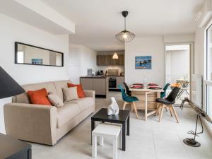 sala de estar con sofá y mesa en Gîte Saint-Brevin-les-Pins, 2 pièces, 2 personnes - FR-1-306-1242, en Saint-Brevin-les-Pins