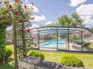 Bazén v ubytovaní Gîte Charmant avec Piscine Chauffée près de Nantes et Clisson - FR-1-306-1245 alebo v jeho blízkosti