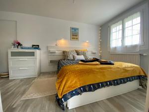 Posteľ alebo postele v izbe v ubytovaní Appartement Confort avec Suite Parentale et Équipements pour Bébé à Saint-Michel-Chef-Chef - FR-1-306-1232