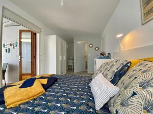 Posteľ alebo postele v izbe v ubytovaní Appartement Confort avec Suite Parentale et Équipements pour Bébé à Saint-Michel-Chef-Chef - FR-1-306-1232