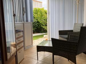 Posedenie v ubytovaní Appartement Confort avec Suite Parentale et Équipements pour Bébé à Saint-Michel-Chef-Chef - FR-1-306-1232