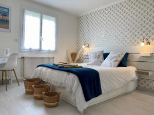Posteľ alebo postele v izbe v ubytovaní Appartement Confort avec Suite Parentale et Équipements pour Bébé à Saint-Michel-Chef-Chef - FR-1-306-1232