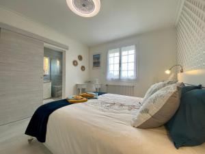 Posteľ alebo postele v izbe v ubytovaní Appartement Confort avec Suite Parentale et Équipements pour Bébé à Saint-Michel-Chef-Chef - FR-1-306-1232