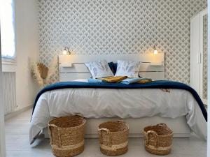 Posteľ alebo postele v izbe v ubytovaní Appartement Confort avec Suite Parentale et Équipements pour Bébé à Saint-Michel-Chef-Chef - FR-1-306-1232