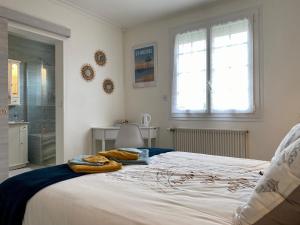 Posteľ alebo postele v izbe v ubytovaní Appartement Confort avec Suite Parentale et Équipements pour Bébé à Saint-Michel-Chef-Chef - FR-1-306-1232