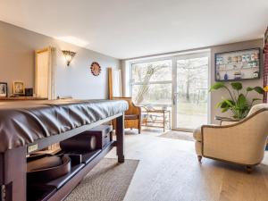Zimmer mit einem Bett, einem Stuhl und einem Fenster in der Unterkunft Guestroom Blain, 1 pièce, 2 personnes - FR-1-306-1248 in Blain