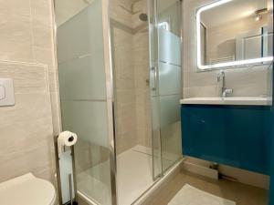 a bathroom with a shower and a toilet and a sink at Chambre cosy RDC avec véranda, jardin privé et wifi, proche plage – Saint-Michel-Chef-Chef - FR-1-306-1256 in Saint-Michel-Chef-Chef