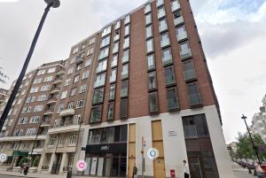 ein großes Backsteingebäude in einer Stadtstraße in der Unterkunft Westminster 2 bed 2 bath apartment in London