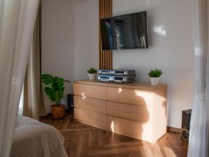 Televízia a/alebo spoločenská miestnosť v ubytovaní Apartamenty Zakątek Harenda