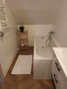 Kúpeľňa v ubytovaní Apartamenty Zakątek Harenda
