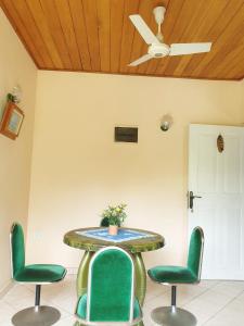 une table et des chaises dans une pièce avec plafond dans l'établissement Mohotti House, à Galle