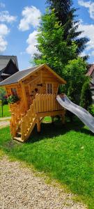 Vonkajšia záhrada v ubytovaní Apartamenty Zakątek Harenda