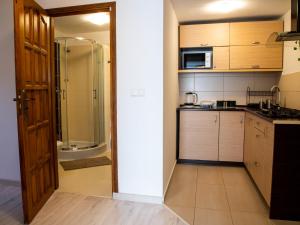 Kuchyňa alebo kuchynka v ubytovaní Apartamenty Zakątek Harenda