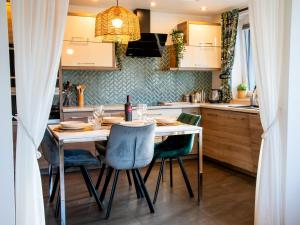 Kuchyňa alebo kuchynka v ubytovaní Apartamenty Zakątek Harenda
