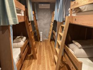 Двох'ярусне ліжко або двоярусні ліжка в номері Nawate Guesthouse