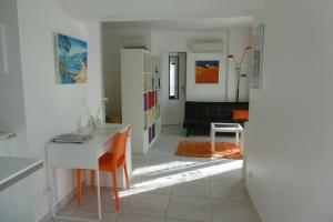 een kamer met een bureau en een woonkamer bij O Petit Bonheur in Laroque-des-Albères