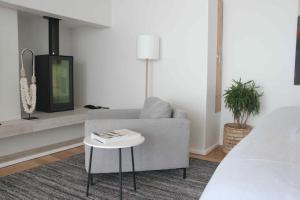 uma sala de estar com um sofá e uma mesa em Strandloper Ocean Boutique Hotel em Paternoster